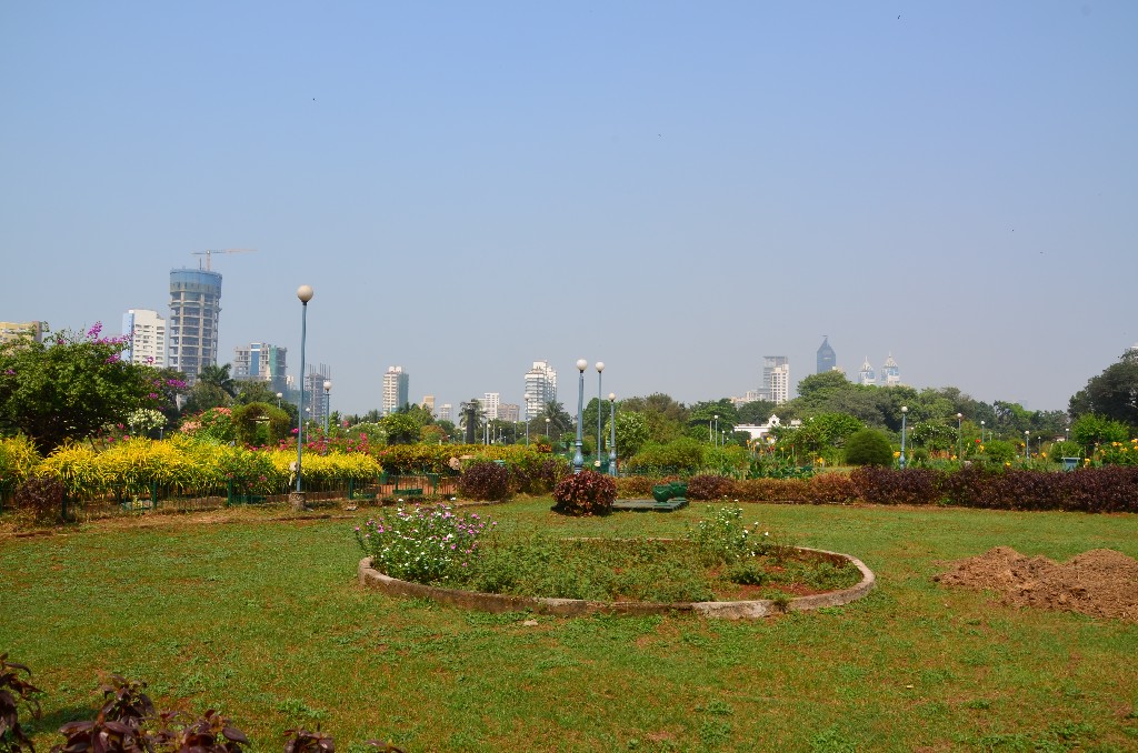 A Hanging Gardens (Pherozeshah Mehta Gardens) parkot 1881-ben Ulhas Ghapokar tervezte, a város fő víztározója fölé.<br />A kertet állat alakú sövények és buja növényzet jellemzi, felülről nézve a parkon belüli sétányok a PMG betűket formázzák