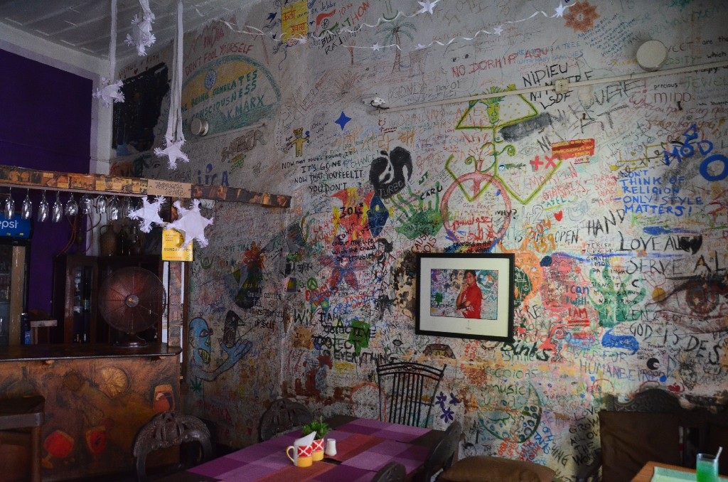 A bár részében a falakat grafitik, vendég aláírások díszítik