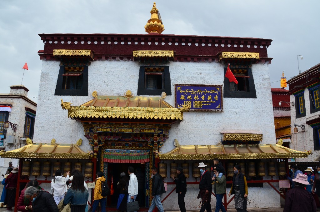 A Barkhor körút északi szakaszán egy kis kápolna található, a Mani Lhakhang, amelyben egy hatalmas imakereket forgatnak a hívők