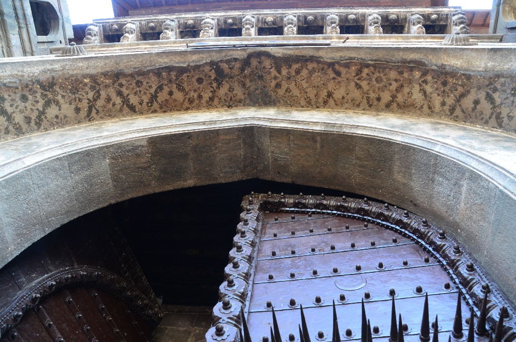 A kapu díszes ablakai, a homlokzat egyik legjellegzetesebb motívuma a középkori indiai építészetben egészen a 19. századig.