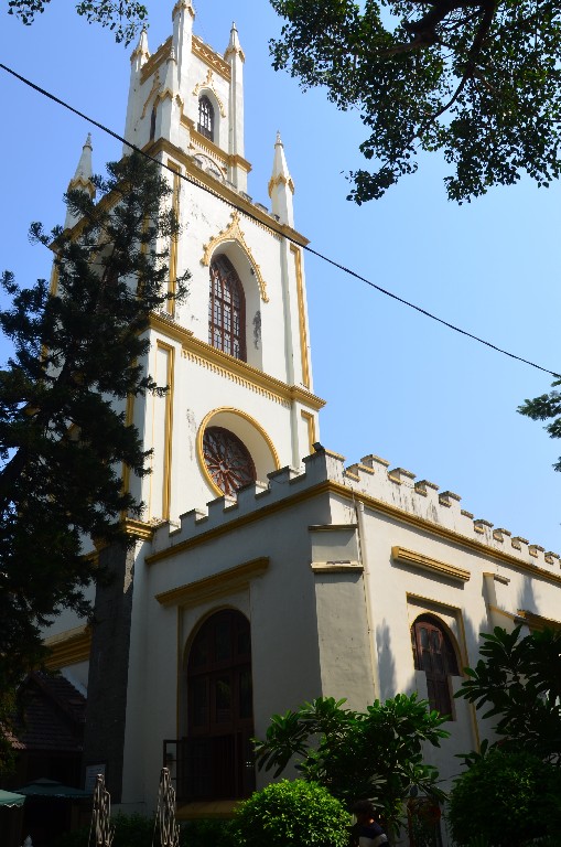 A St. Thomas Cathedral az Észak-Indiai Egyház Mumbai anglikán egyházmegyéjének 300 éves katedrálisa. Nevét Szent Tamás apostol tiszteletére kapta, akiről úgy tartják, hogy először hozta el a kereszténységet Indiába.<br />A templom alapkövét először 1676-ban tették le, bár a templomot csak 1718-ban szentelték fel istentiszteletre. A John Connon Iskolát 1860-ban hozták létre, hogy kórust biztosítsanak a templomnak.