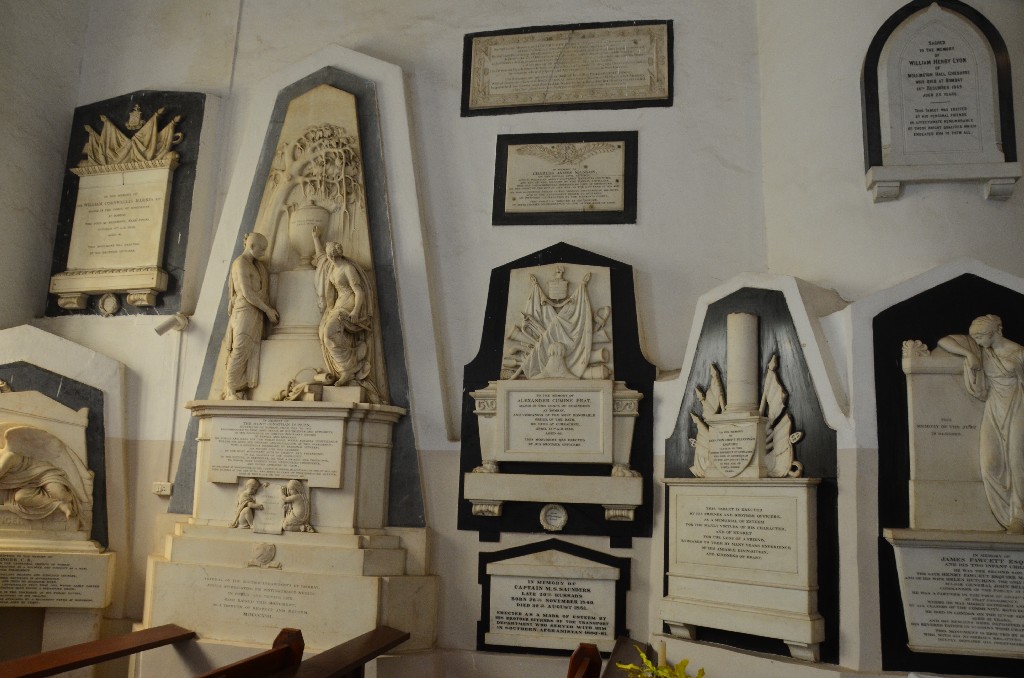 A katedrálisban számos faragott kőemlék található: Thomas Carr, Bombay első püspökének fekvő alakja, Matthew Noble brit szobrász, emlékmű a Kleopátra gőzhajó tisztjeinek és legénységének, emlékmű Hardinge kapitánynak, emlékmű John Campbellnek, a brit hadsereg alezredesének…stb.<br />A katedrálisnál van a város középpontja
