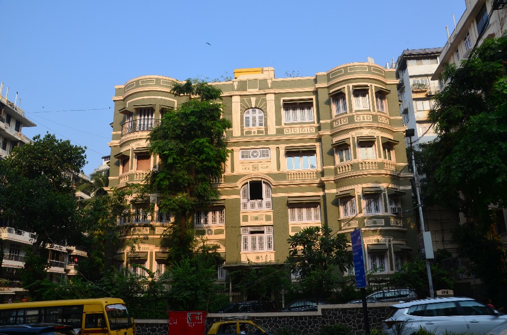 A Malabar Hill egy előkelő lakónegyed Dél-Mumbaiban, számos gazdag üzletember, politikus és filmes személyiség otthona. Gondozott parkok (Hanging Garden, Kamara Nehru Park), elegáns éttermek, ősi templom (Walkeshwar Mandir), teszik meg vonzóbbá a helyet.