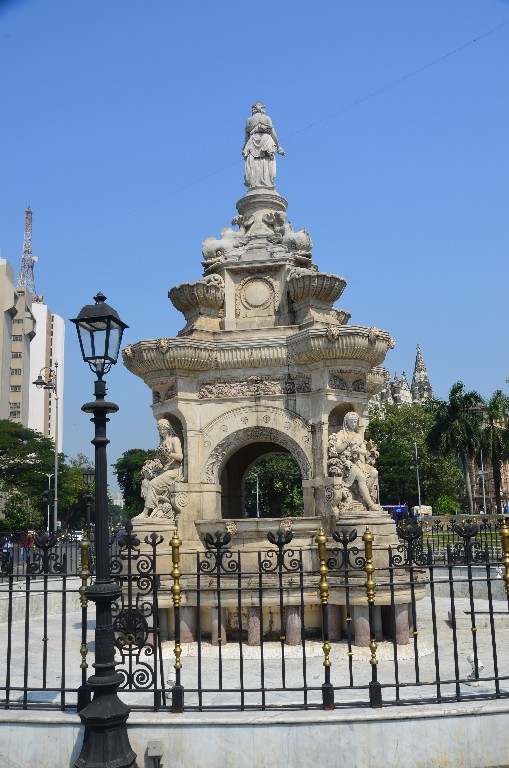Flóra szökőkút (Flora Fountain)<br />Az 1864-ben épült pontosan azon a helyen, ahol Bombay fallal körülvett erődjének egyik kapuja állt. Nevét Flóra görög istennőről kapta.