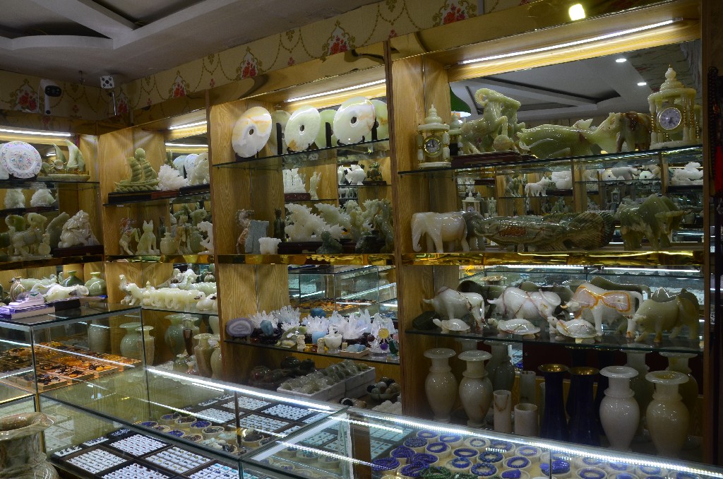 Jádét árusító boltok a főutcán.<br />A jáde a kínai iparművészetben fontos szerepet játszó, régóta megbecsült féldrágakő, a jádefaragás több mint 4000 éves múltra tekint vissza. <br />Két különböző követ jelöl: az egyik a nefrit, a másik a jadeit. Mindkét ásvány több színben fordul elő, és nehéz megkülönböztetni őket.