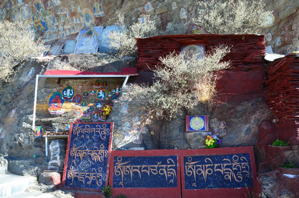A szikla oldalára számos buddha-figurát és imádságot festettek.