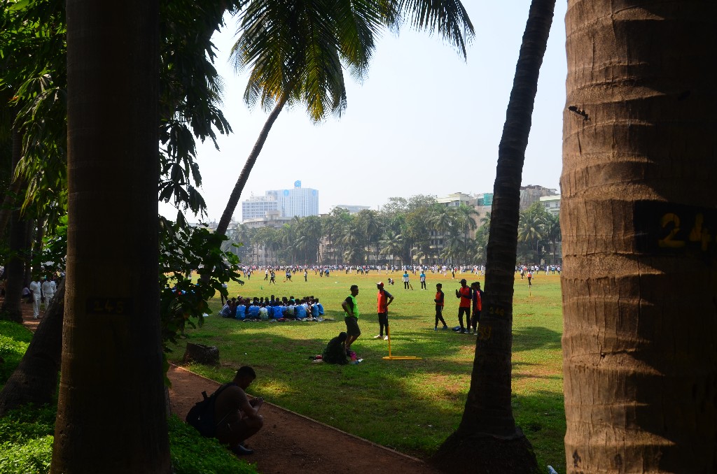 Az Oval Maidan egy 22 hektáros zöld terület a város déli részén, ahol a legnépszerűbb sportok a krikett és a futball. Az ovális parkot egykor Esplanade néven ismerték, keleti részét viktoriánus gótikus középületek szegélyezik (Mumbai High Court, University of Mumbai és a The City Civil and Sessions Court), a nyugati oldalt pedig a Back öböl és a Marine Drive Art Deco épületei szegélyezik.