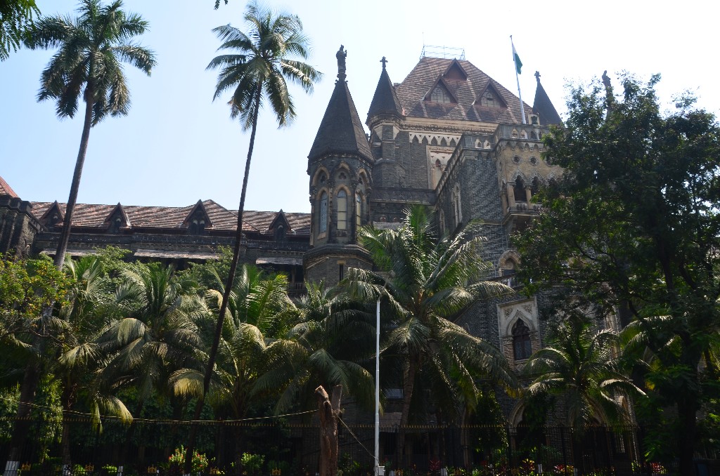 A Bombay-i Legfelsőbb Bíróság egyike volt annak a három legfelsőbb bíróságnak Indiában, amelyeket a Presidency Townsban hoztak létre Viktória királynő által kiadott szabadalommal, amely 1862. június 26-i keltezésű.<br />A bíróság a fellebbezésen kívül eredeti joghatósággal is rendelkezik