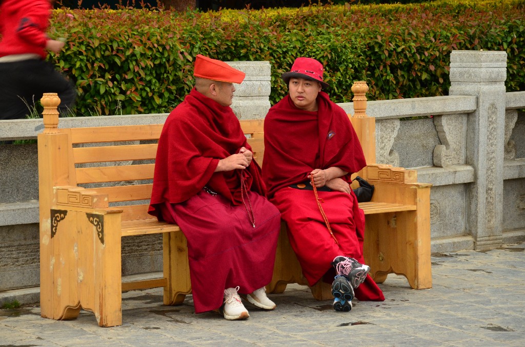 Mi a története annak a két szerzetesnek, akik egy padon ülnek és beszélgetnek? 