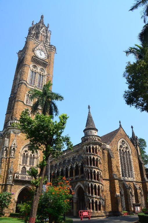 A Mumbai Egyetem (korábban University of Bombay) a világ egyik legnagyobb egyetemi rendszere, több mint 549 000 hallgatóval az egyetemen és a kapcsolódó főiskolákon.<br />1857-ben hozták létre, a Londoni Egyetem mintájára építették.
