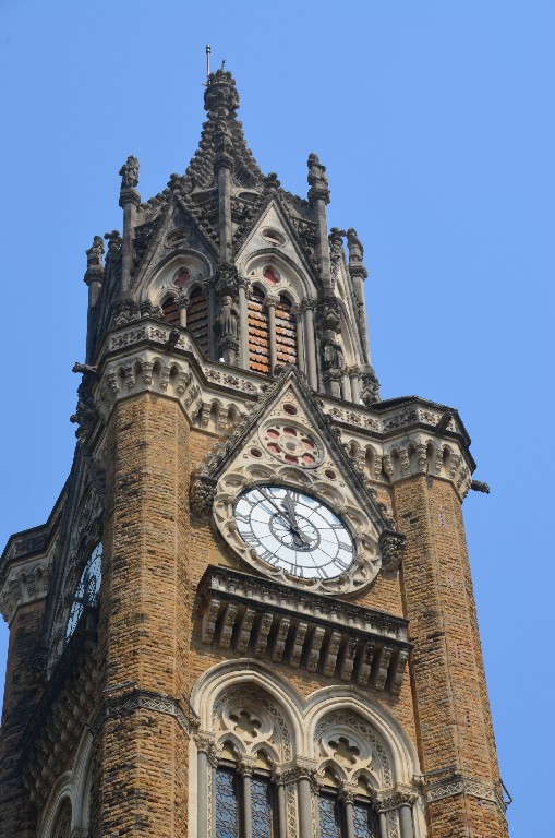 Rajabai Óratorony<br />A gótikus stílusú óratorony 1865-ben épült, David Sassoon ajándékaként. A torony tövében egy ivókút található, és négy kiemelkedő arca a reggelt, az estét, a délutánt és az éjszakát ábrázolja.