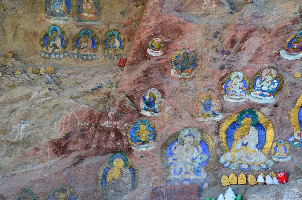 nagyon régi Buddha képek, néhányukról lekopott a festék