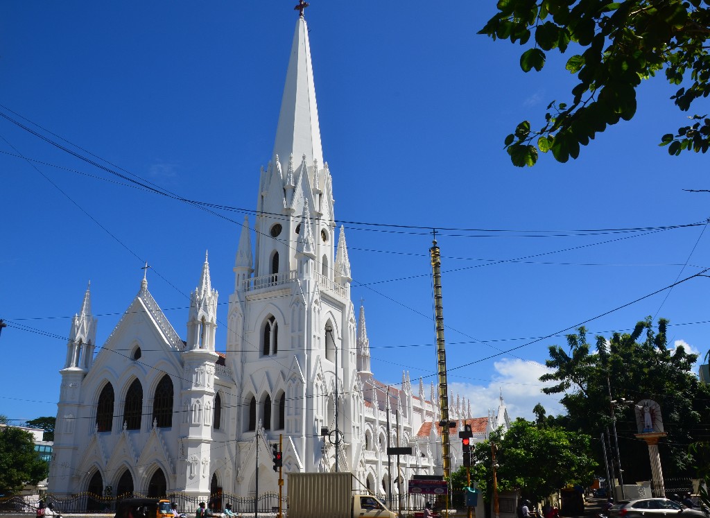 Chennai: A San Thome templom, hivatalos nevén Szent Tamás-székesegyház és Szent Tamás nemzeti kegyhely, az indiai katolikus egyház egyik bazilikája. Portugálok építették Tamás apostol sírja fölé 1523-ban. 1896-ban brit építészek neogótikus tervek szerint újították fel.