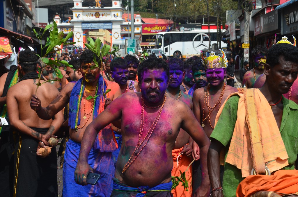 Pettai-Thullal rituális, történelmi tánc.<br />Testüket különböző színű púderekkel és virágokkal díszítik, cserjeágakkal csapkodják egymást és fülsiketítő dobszó közepette az ‘ Ayyappa Thinthakathom, Swami thinthakathom ‘ szlogent éneklik. <br />