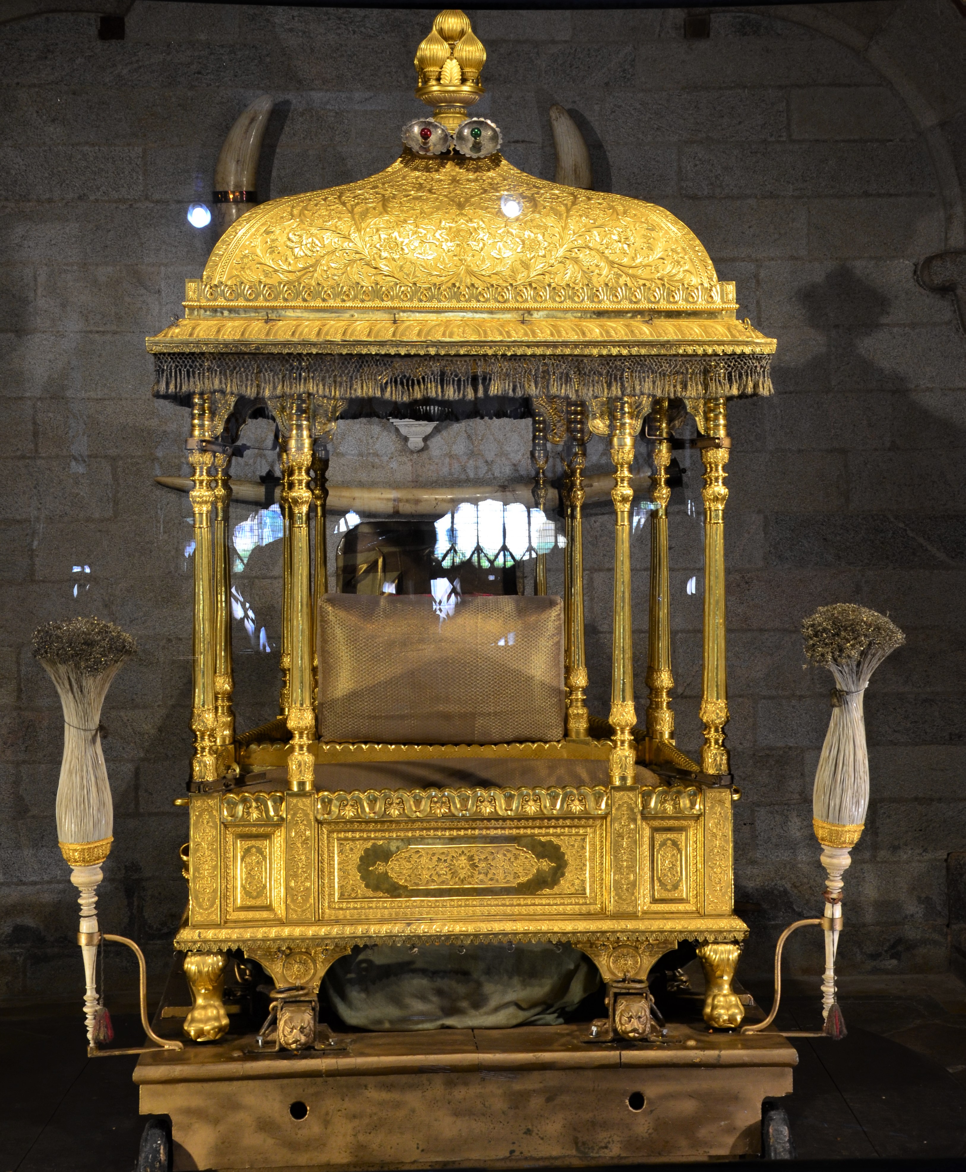 Arany Trón: Az Arany Howdah, más néven Ambari, a Mysuru királyok uralkodói széke, amely drágakövekkel kirakott és 80 kg bonyolult mintázatú aranylemez borít.