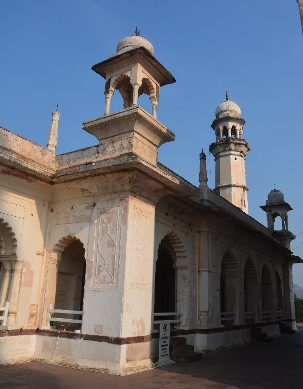 Hyderabad állam uralkodója, Nizam Sikander Jaha a nyugati oldalára egy mecsetet építtetett.
