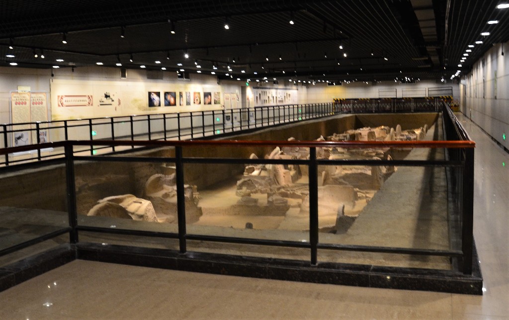 A fő látnivaló a két áldozati gödör a lovak és szekerek maradványaival.  A legnagyobb 42.6 méter hosszú és 7.4 méter hosszú.<br />Régi feljegyzések szerint a császárok szekereit hat Jia Liu (驾六) ló vontatta, és az egyik gödörben ilyen szekér látható.