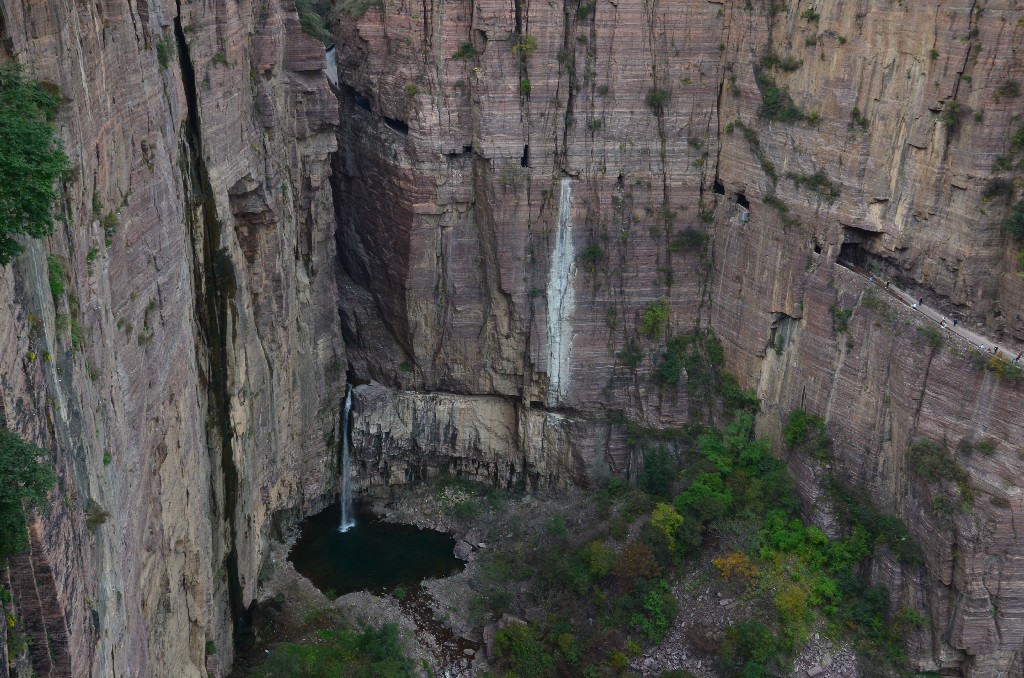 A szikláról vízesés ömlik a szurdok aljában fekvő kis tóba. A víz a Mennyei Medence (Heaven Pool) nevű tóból ered.