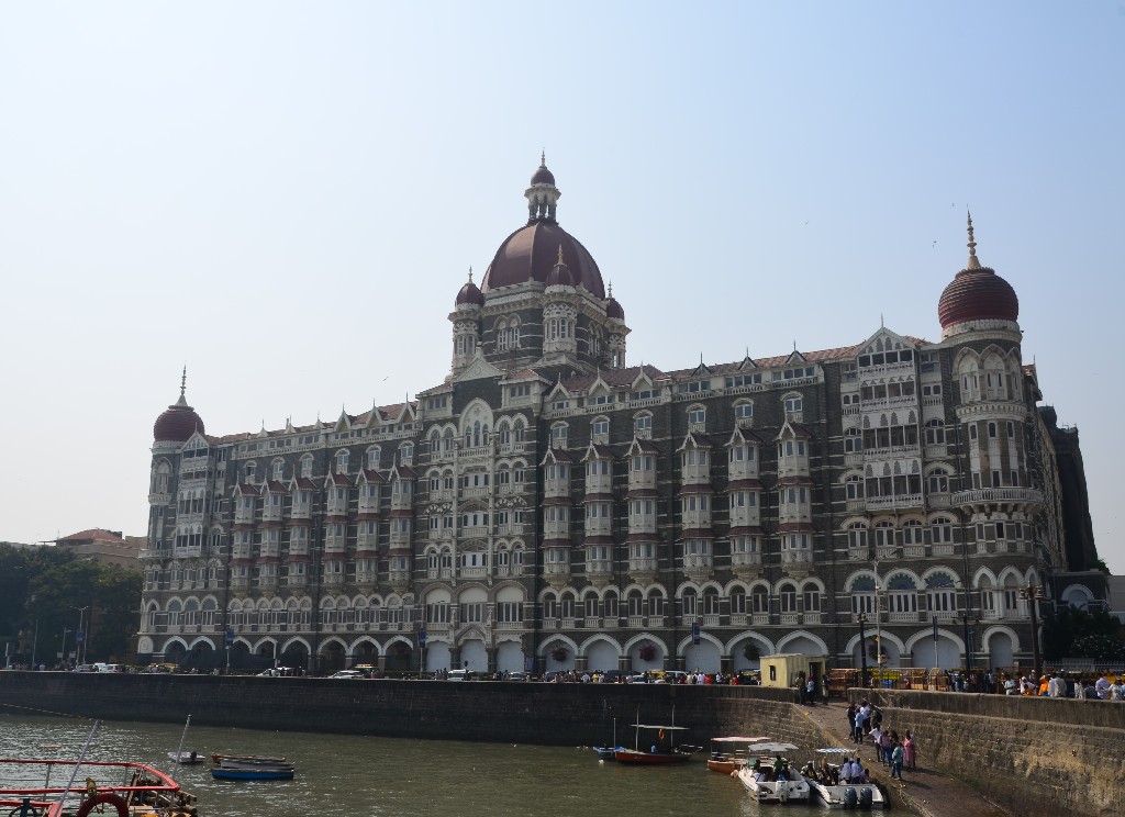 Két különböző épületből áll: a Taj Mahal palotából és a toronyból, amelyek történelmileg és építészetileg is különböznek egymástól, a torony csak 1972-ben nyílt meg.<br />A szálloda 560 szobával, valamint 44 lakosztállyal rendelkezik, és 1600 alkalmazottat foglalkoztat. Számos nevezetes vendéget fogadott: maharadzsákat, iparmágnásokat, az európai elit kiválóságait, elnököket, filmsztárokat.