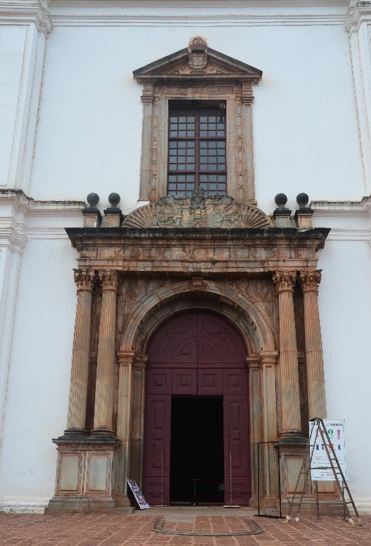 A Szent Katalin-székesegyház építése 1562-ben kezdődött, Dom Sebastião király uralkodása alatt, 1619-ben fejezték be és 1640-ben szentelték fel.<br />Öt hatalmas harangja is van, egyikük az „Aranyharang”. <br />