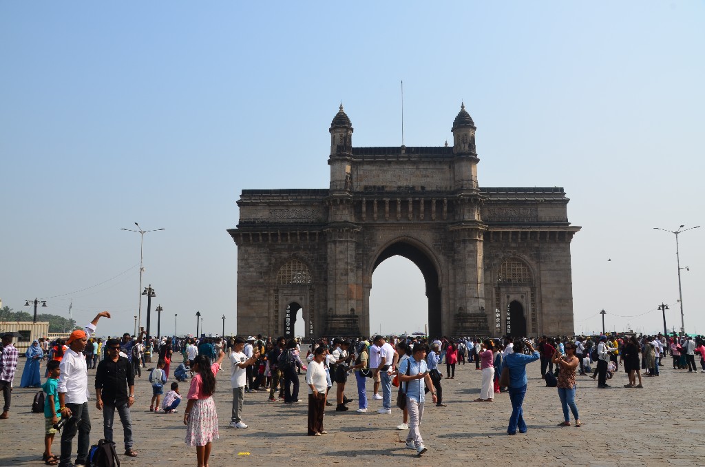 Az India kapuja (The Gateway of India) diadalív, V. György 1911-es partraszállásának emlékére készült. Az alapkövét 1913 márciusában tették le, és 1924-ben fejezték be.<br />A 26 méter magas emlékművet George Wittet építész tervezte, a 16. századi gudzsaráti építészeti stíluselemek jegyében.