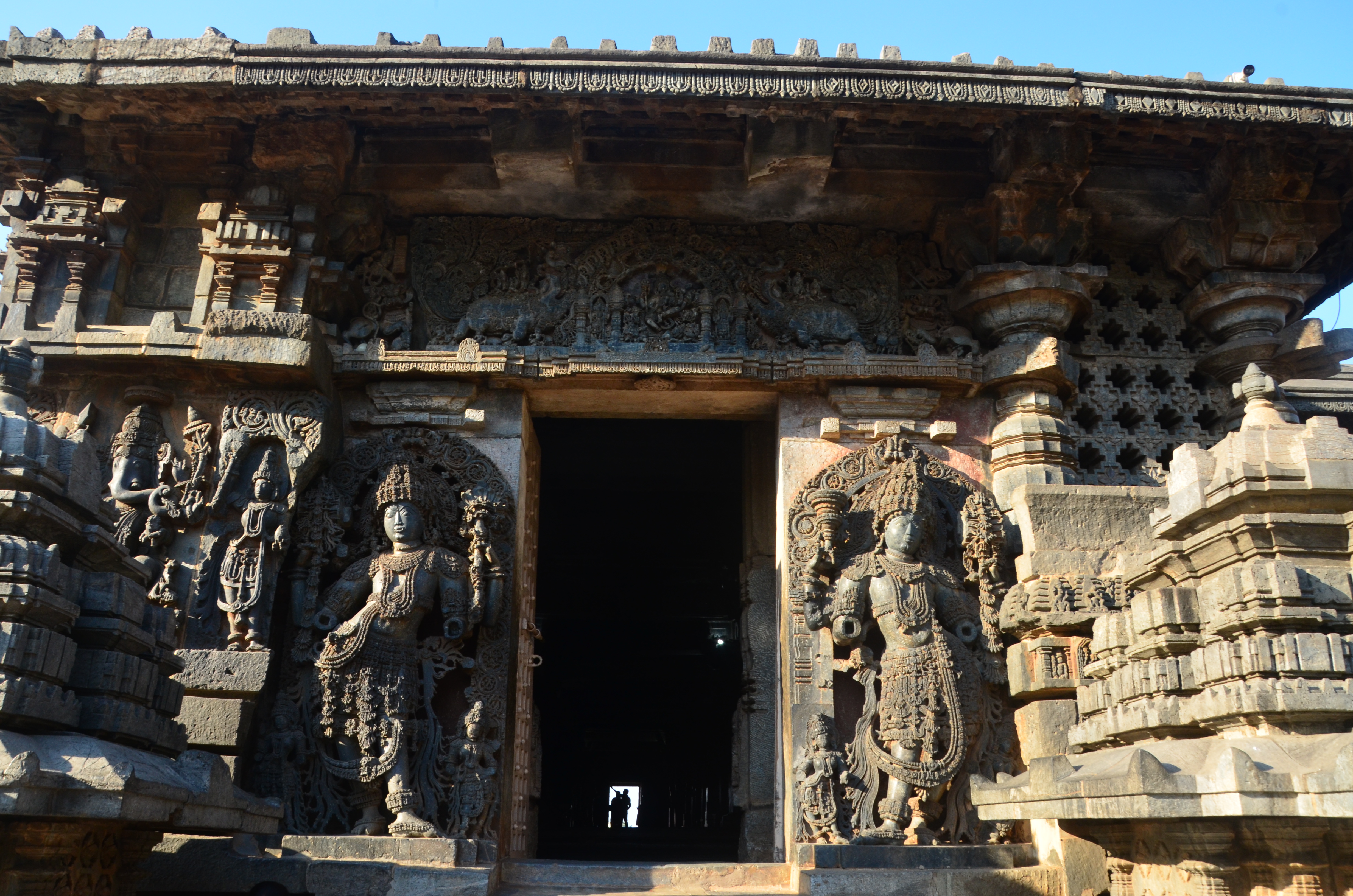 A bejáratokat két méter magas dvarapalák (ajtóőr) védelmezik mindkét oldalon. Mindegyiküknek négy keze van (kettő törött, a többi sérült), ékszereket viselnek, harmadik szemük és agyaraik vannak, S alakú tribhanga pózban állnak és Shiva ikonokat tartanak.