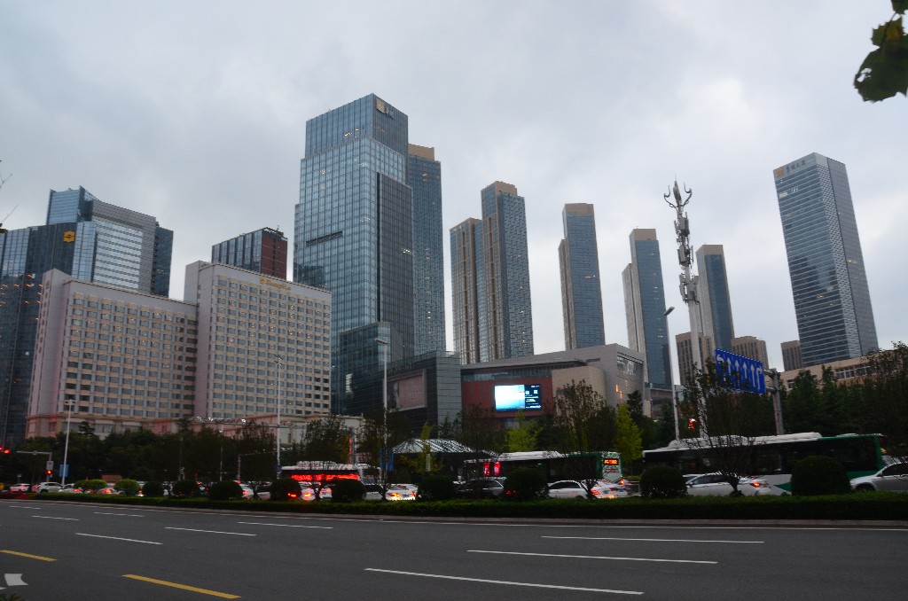 Május negyedike tér (May Fourth Square)<br />A10 hektáros köztér a város központi üzleti negyede és a Fushan -öböl között található és a Shizhengting térből valamint a tengerparti parkból áll, közepén a ‘Májusi szél‘ nevű szoborral.<br />Nevét az 1919. május 4 -én lángra lobbant pekingi diáktüntetésről kapta, melynek eredményeként a kínai delegáció nem írta alá a versailles -i szerződést, hanem bejelentették a Németország elleni háború végét, és 1921-ben külön szerződést írtak alá.