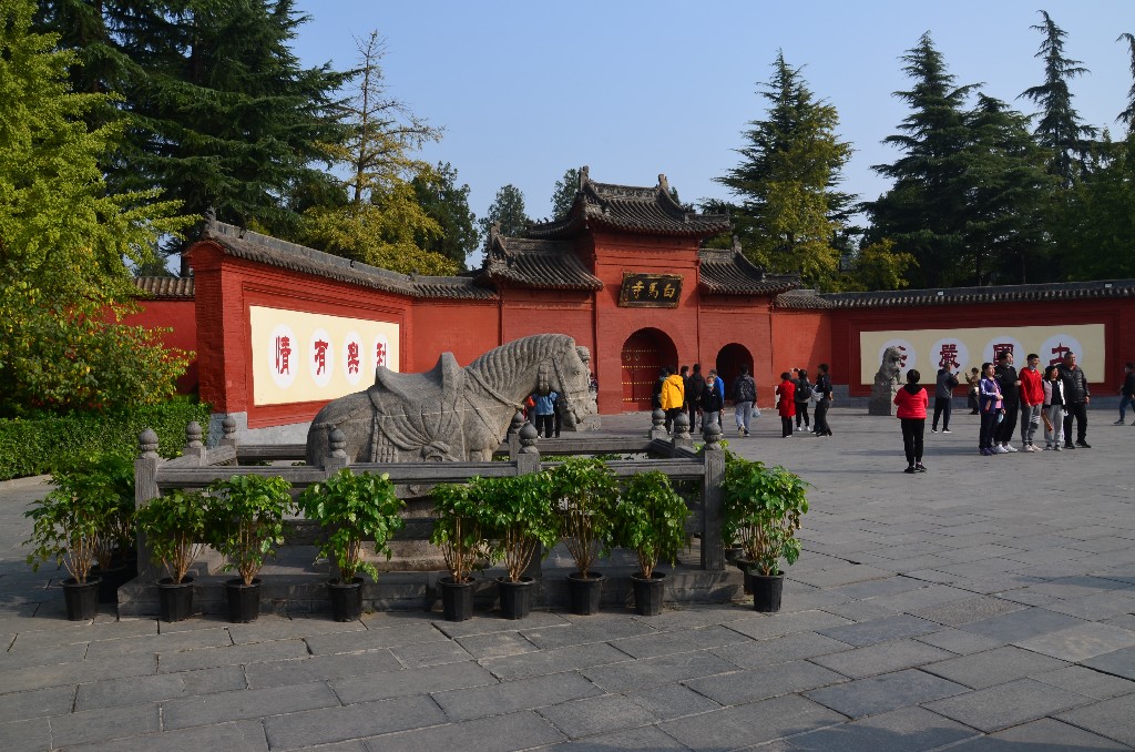 A templom kapuja, egyik fehér ló szoborral<br /><br />A két kő ló a Song-dinasztia idején (960-1279) készült.