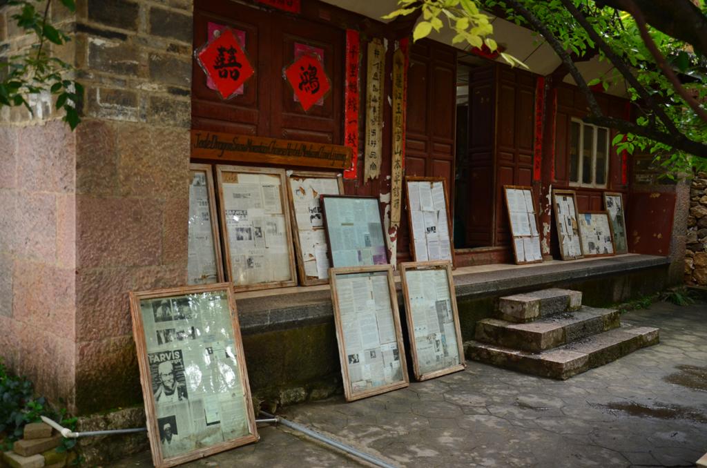 A klinika elott minden plakat rola es munkassagarol szol