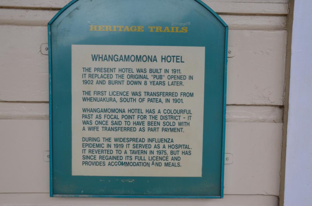 A jelenlegi hotel 1911-ben epult, pontosan a korabbi kocsma helyen, amely 1902-ben, viszont 8 ev mulva leegett.<br />Szines tortenelme van, azt is beszelek, hogy egyszer egy felesegert cserebe adtak el.<br />Az 1919-es influenza jarvany idejen korhazkent mukodott.<br />1975-ben alakitottak vissza vendeglove, engedelyei birtokaban, szallast es meleg etelt tud biztositani a faradt utazoknak.