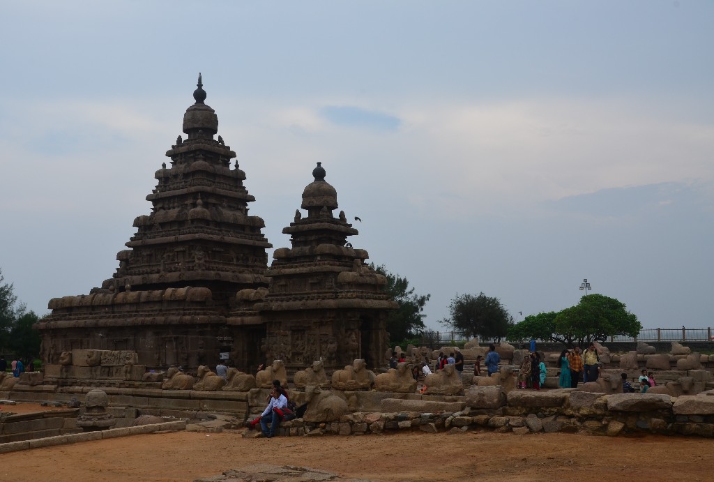 Mahabalipuram: Shore Temple (Parti templom)<br />A gránittömbökből épült templom a 8. századból származik. Ez az egyik legrégebbi, sziklába vájt kőtemplomok egyike Dél-Indiában.<br />Létrehozásakor a hely forgalmas kikötő volt II. Narasimhavarman, a Pallava-dinasztia uralkodása alatt. A Mahabalipuram műemlékcsoportjának egyikeként 1984 óta az UNESCO Világörökség részévé nyilvánították.<br />