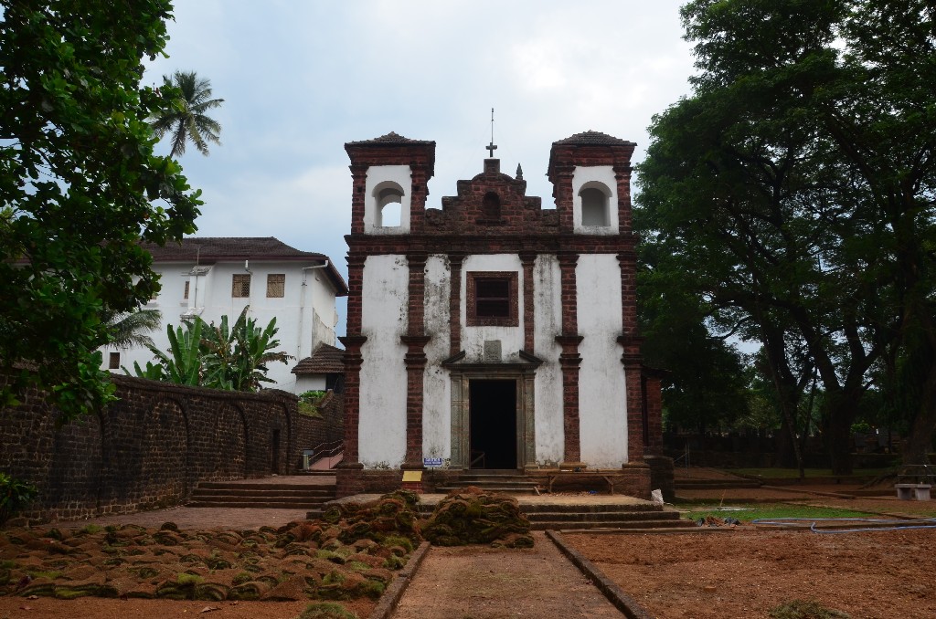 A Szent Katalin kápolna (portugálul: Capela de Santa Catarina) szintén az UNESCO Világörökség része. 1510-ben épült, Afonso de Albuquerque portugál hódító megrendelésére, hogy megemlékezzen arról, amikor Szent Katalin napján győztesen érkezett Goa városába.<br />Homlokzata barna-fehér, barokk építészeti stílus jellemzi.<br />