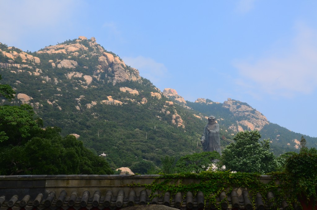 A Lao -hegy, vagy Laoshan a 446 km² területű Qingdao Laoshan Nemzeti Parkban fekszik, mintegy 30 kilométerre a belvárostól északkeletre.<br />A legmagasabb csúcs (Jufeng) eléri az 1132,7 métert.<br />A hegy kulturális szempontból is jelentős a taoizmussal való hosszú kapcsolata miatt, és gyakran a ‘taoizmus bölcsőinek‘ tekintik, állítólag, 412-ben Faxian, a kínai buddhista zarándok, Laosan közelében szállt meg, amikor visszatért Indiából.<br />A történelem folyamán számos palota, taoista templom és apácakolostor épült a Lao -hegyen, olyan időszak is volt, amikor mintegy 1000 szerzetesnek és apácának adott otthont a hegy. Az építmények közül azonban nem sok maradt fenn.<br />Fontosabb templomok: Temple of Supreme Purity, Temple of Great Purity, Temple of Supreme Peace, Hualou Temple, Huayan Temple.<br />Ezenkívül túraútvonalak és festői kilátópontok lettek kialakítva a hegyen: Taiqing, Yangkou, Jufeng, Liuqing, Qipanshi, Beijiushui és Hualou.<br />Laozi, az ókori kínai filozófus szobra.