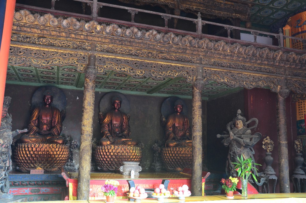 Hall of Mahavira<br />Mahavira Csarnok a legnagyobb és legnagyszerűbb terme. A mennyezet élénk lótuszmintákkal van kifestve. A felső szentélyben egy óriási madár és sárkány faragások vannak.<br />22,8 méter hosszú és 14,2 méter széles, a több ezer Buddha-szobor közül a Sakyamuni, Amitabha, a Medicine Buddha látható és a körülötte álló, selyemből és kenderből készült tizennyolc arhat.