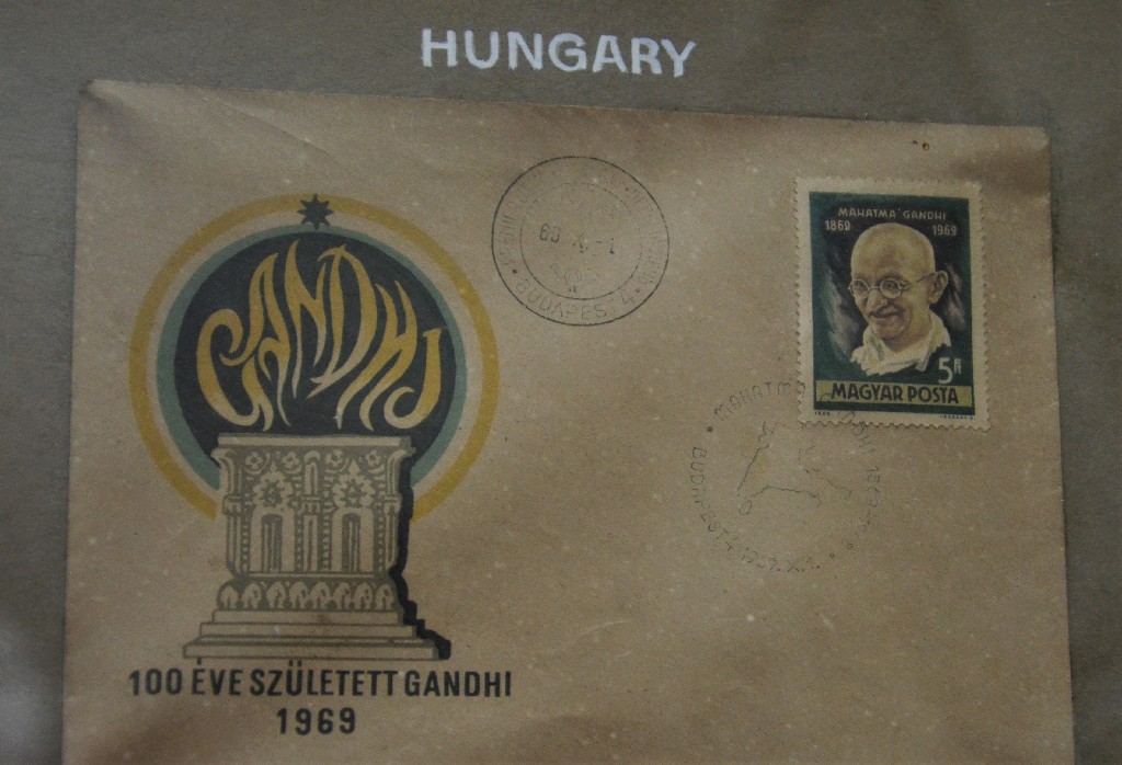 Magyarországon, a Mahatma Gandhi (1869-1948) születésének 100. évfordulója alkalmából megjelent bélyegen Mahatma Gandhi portréja látható.