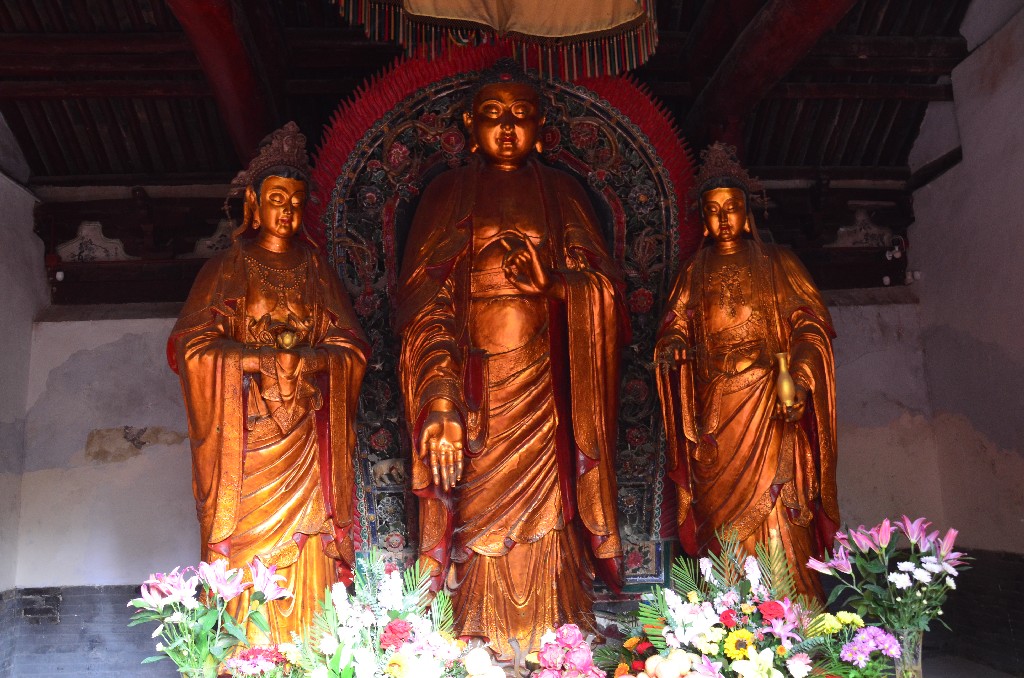 Hall of Guidance<br />Útmutató csarnok – a templom legkisebb csarnoka, itt található az Amitabha Buddha (más néven az Útmutató Buddha). Tőle balra és jobbra a Holdfény Bodhiszattvája és az Irgalmasság istennője látható. Ezek a szobrok a Qing-dinasztia (1636-1912) idején készültek.