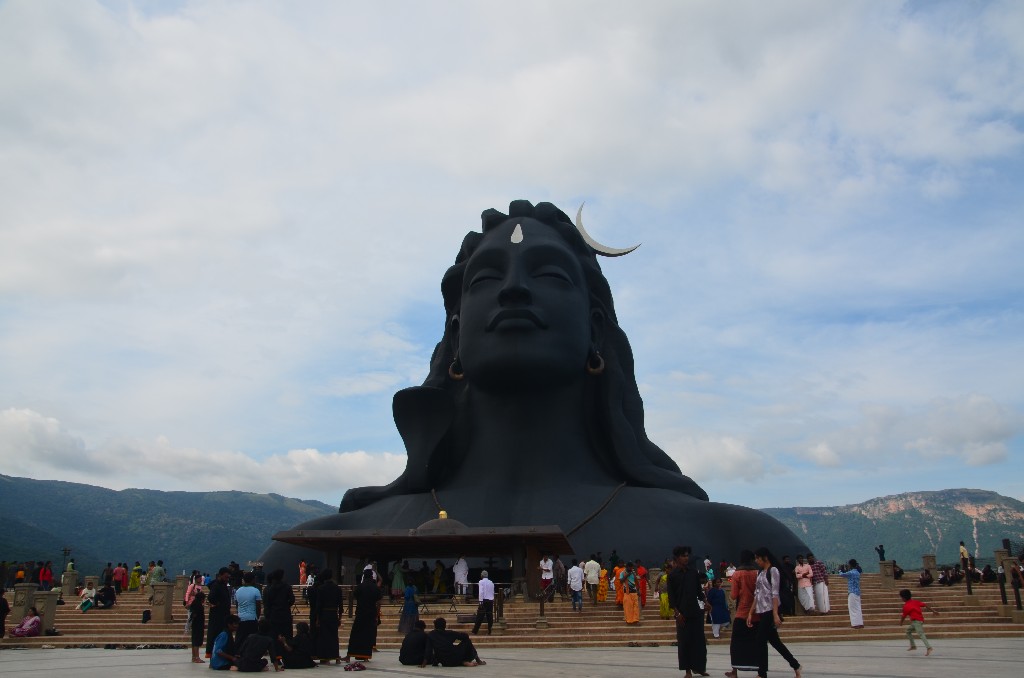 Adiyogi Shiva mellszobra az Isha Jógaközpontban, Coimbatore-ban<br />34 méter magas, 45 méter hosszú, 25 méter széles és körülbelül 500 tonna, a Guinness-rekordok könyve a világ ‘legnagyobb mellszobraként‘ ismerte el.<br />Sadhguru, az Isha Alapítvány alapítója és vezetője tervezte, hogy a jógán keresztül inspirálja az embereket a belső jólét felé.