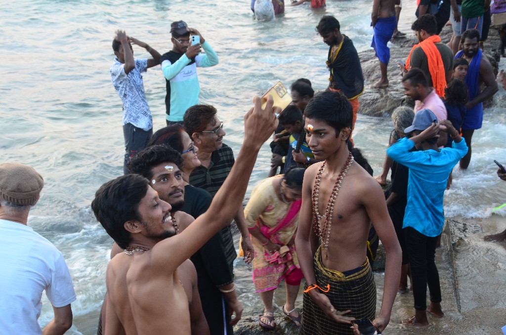 Devi istennő temploma turistákat és zarándokokat vonz a világ minden tájáról, a hindu mitológia szerint sok legenda kapcsolódik ehhez a helyhez.