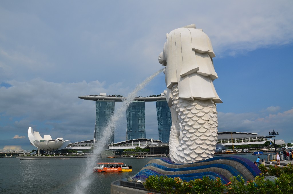 A város jelképének számitó, oroszlánfejű, haltestű Merlion-szobor a Marina Bay Sands szállodával szemben az ugynevezett Waterfront Promenade végén található. Fraser Brunner tervezte 1964-ben a Szingapúri Idegenforgalmi Bizottság számára.