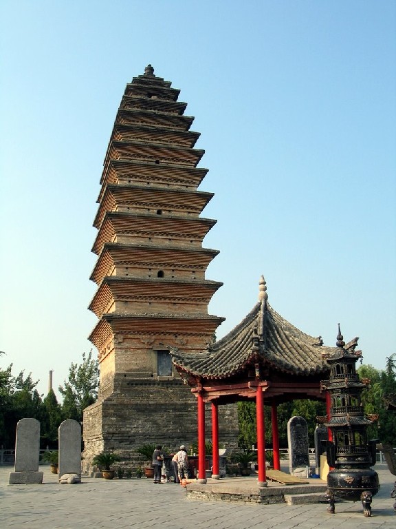 A templomtól 15 méterrel keletre, a buja fák között áll a Qiyun Pagoda, amelyet Szakjamuni ereklyéinek pagodájának is neveznek. A kocka alakú pagoda 13 emeletes és 25 méter magas. Építése a Jin-dinasztia Dading-uralmának (1115-1234) tizenötödik évében (1175) kezdődött. Ez Luoyang város egyik legősibb épülete.