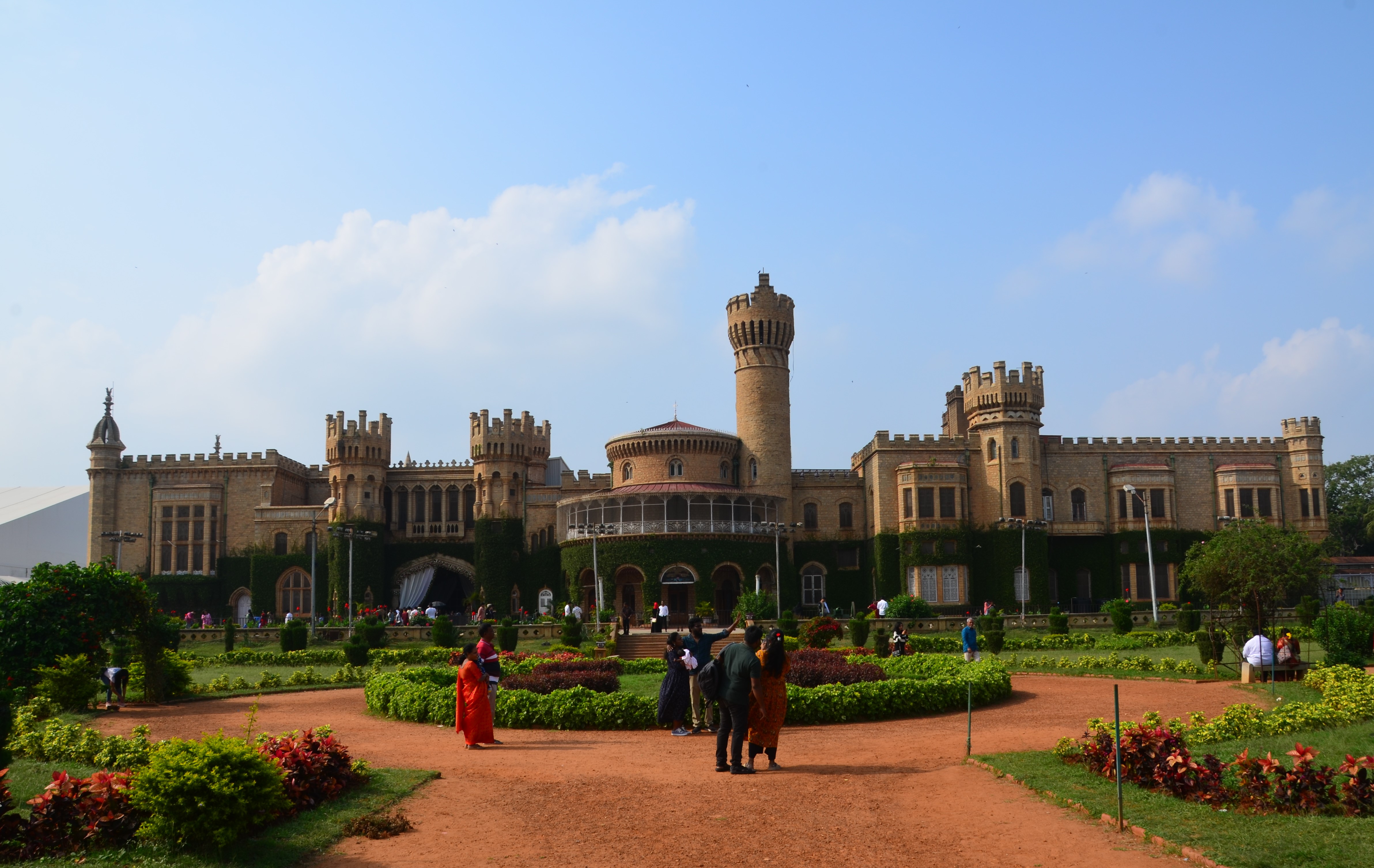 A Bangalore-palota lenyűgöző Tudor és skót gótikus építészetéről ismert. 1887-ben Chamarajendra Wadiyar király építtette, és a Windsor-kastélyra hasonlít. A palota pazar belső terekkel, díszes faragványokkal, ólomüveg ablakokkal és viktoriánus kori bútorokkal büszkélkedhet. 