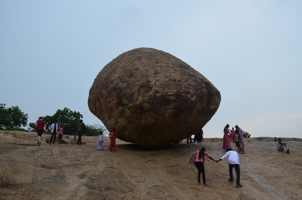 A Krishna‘s Butterball (más néven Vaan Irai Kal -‘Ég Isten köve‘) gigantikus gránitszikla, a Pallava királyi dinasztia, hindu vallási műemléke a hetedik-nyolcadik századból.<br />A szikla körülbelül hat méter magas és öt méter széles, súlya pedig körülbelül 250 tonna. Úgy tűnik, mintha lebegne a dombtetőn.<br />