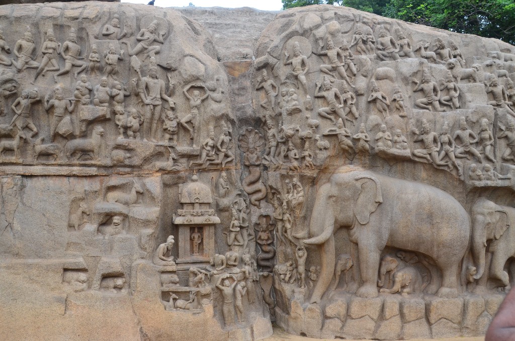 Mahabalipuram: Descent of the Ganges (Arjuna‘s Penance)<br />A 29 m × 13 m méretű, óriási szabadtéri szikladombormű a Gangesz szent folyójának földre ereszkedését ábrázolja.<br />Egyike a Mamallapuram-i műemlékcsoportnak, amelyet 1984 óta az UNESCO Világörökség részévé nyilvánítottak.