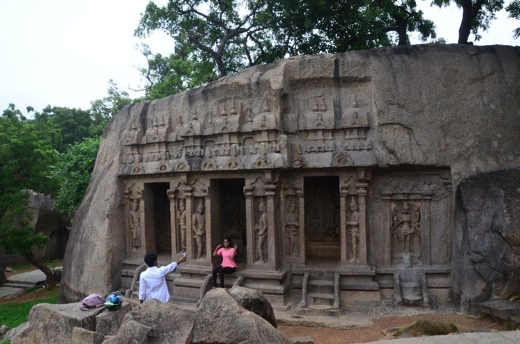 A Trimurti-barlang a hindu Szentháromság – Brahma, Siva és Vishnu – ábrázolásáról híres.