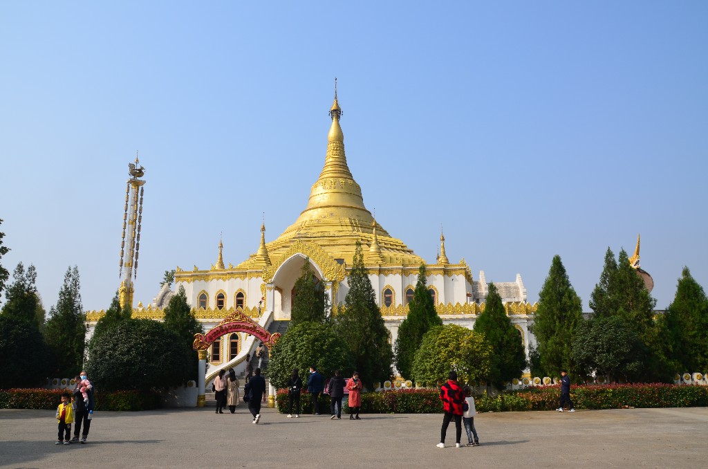A csillogó, aranyszínű thai csarnok 1997-ben épült egy 7,2 méteres, 8 tonnás arannyal fóliázott Buddha-szoborot őriz, amelyet Thaiföld belügyminisztere adott át.
