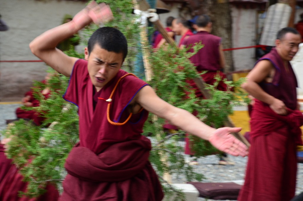 A vita során az álló szerzetes különböző eltúlzott gesztusokat alkalmaz, hogy fokozza erejét és elvonja a válaszoló figyelmét. 