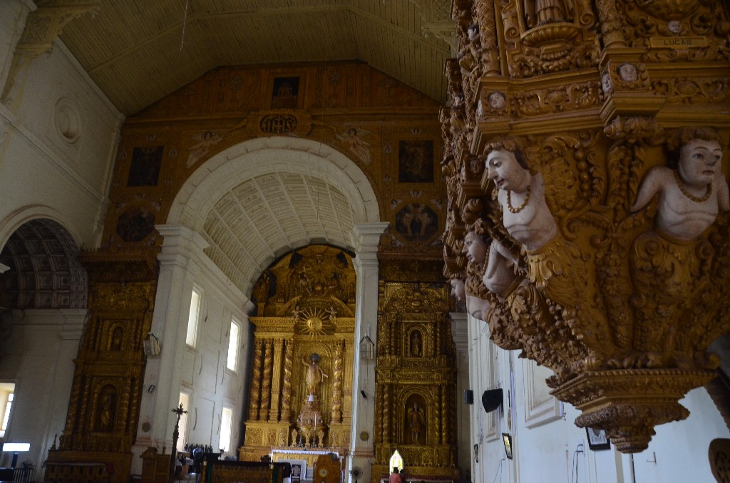 A kidolgozott, aranyozott oltárokon kívül a templom belseje egyszerű. A főoltáron Loyolai Szent Ignác, a Jézus Társaság (jezsuiták) alapítójának nagy szobra áll.