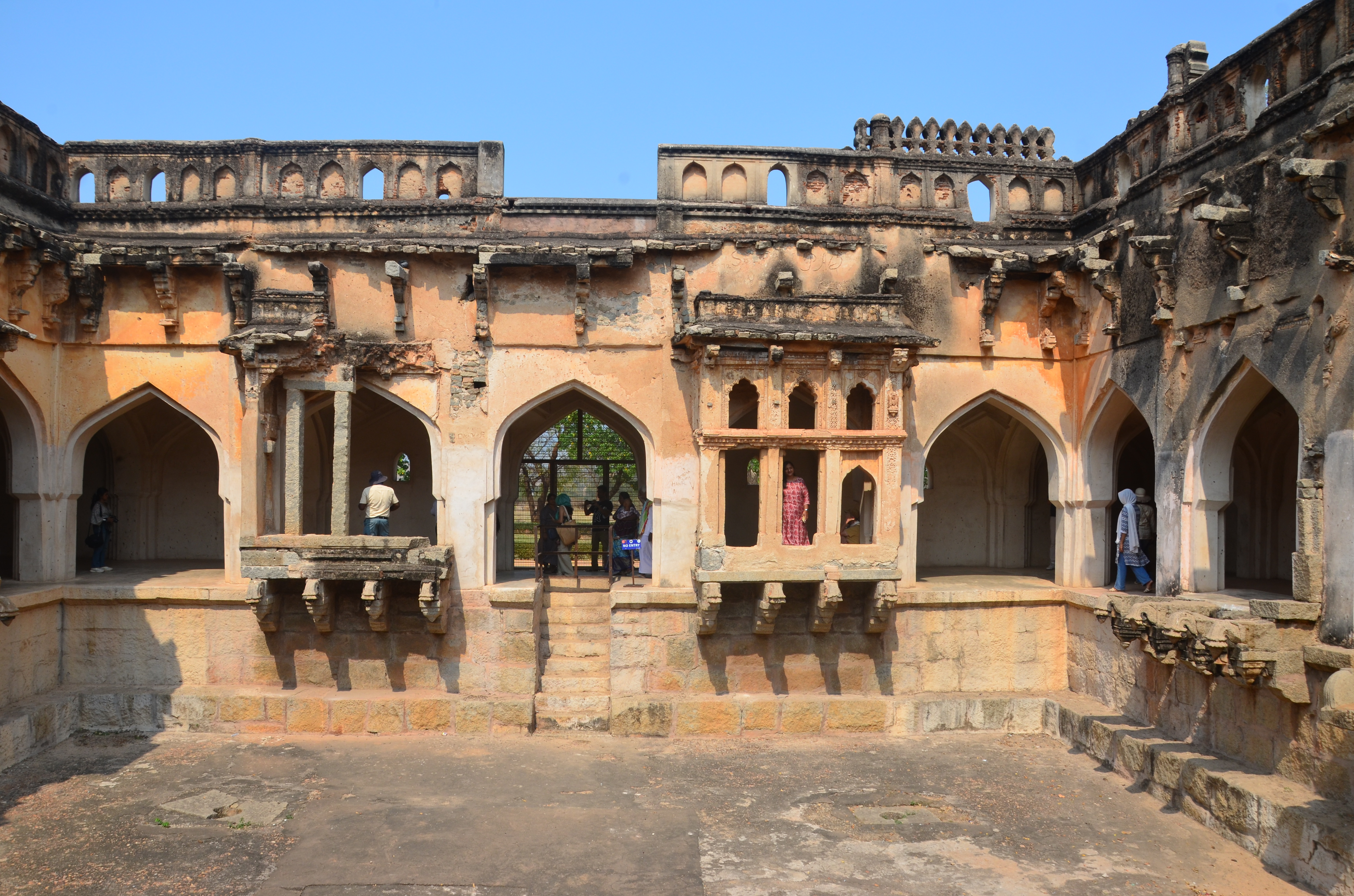 Hampiban a vízvezeték- és csatornahálózatot az ókorban építettek, hogy vízzel lássák el az épületeket, tartályokat, fürdőket és templomokat. Hampi többi nyilvános fürdőjéhez hasonlóan a Queen‘s Bath is egy vízvezetékhez csatlakozik az édesvízellátás érdekében. Az épületet minden oldalról vizesárok veszi körül, hogy megakadályozza bárki bejutását az épületbe, amíg a fürdő használatban van.