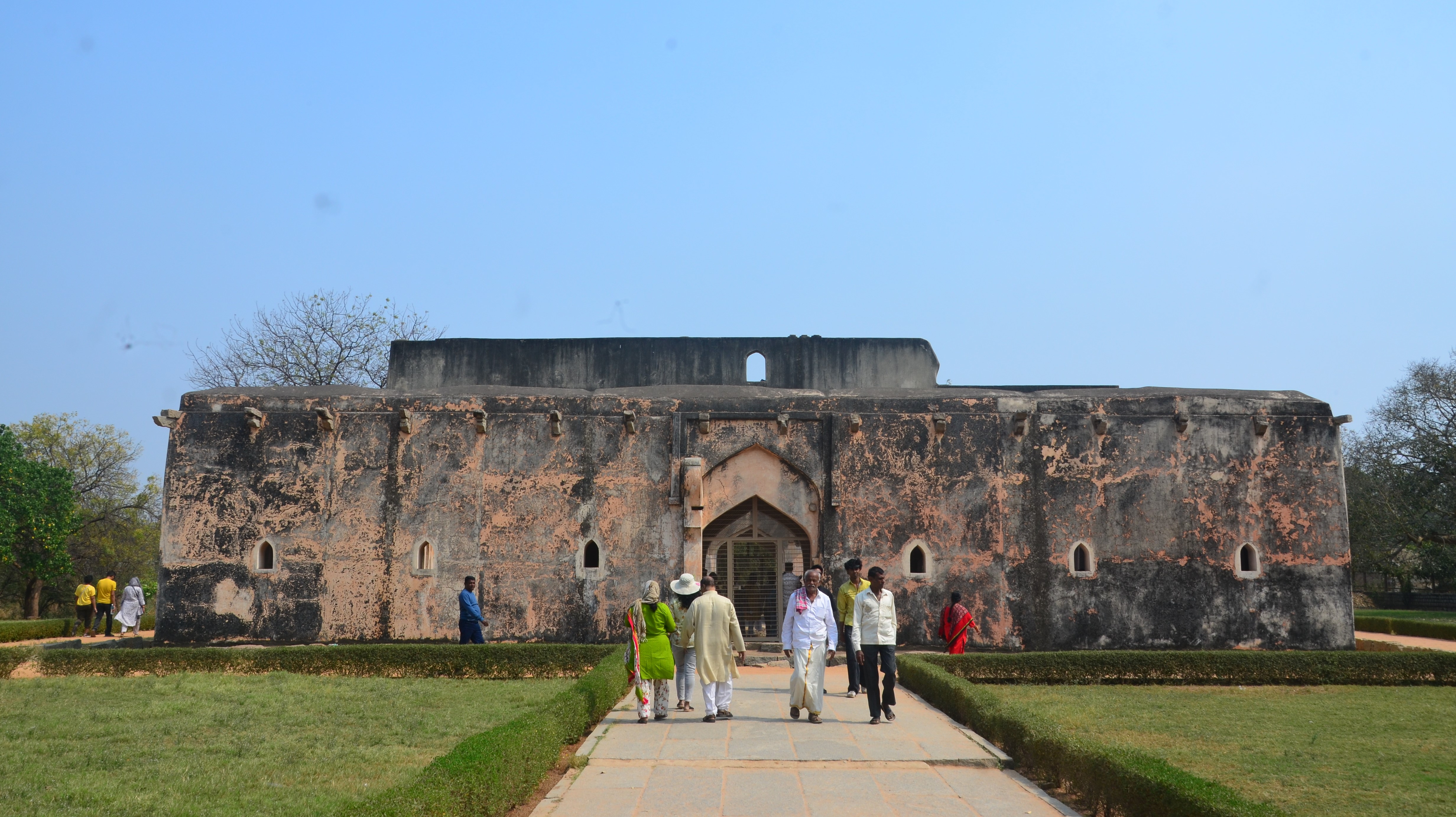 The Queen’s Bath<br />A Királynő Fürdője a Vijayanagara Birodalom építészeti kiválóságát példázza. Achyuta Raya építtette a Vijayanagara királyi család női számára. Indo-iszlám építészeti stílusban épült, egyszerű külsővel és díszes belsővel.<br />