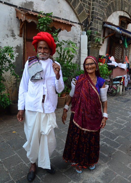 A templomtól lefele jövet találkoztam két idős emberrel, akik lenyűgöztek az öltezetükkel. Megkértem őket, hadd készítsek róluk pár fotót. Kiderült, hogy Gujarat államból zarándokoltak ide imádkozni. A mama 84, a papa 90 éves, és 50 tevéjük van.